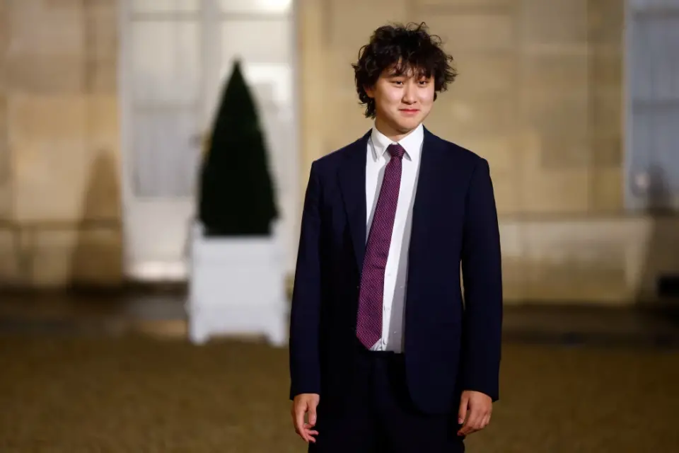 華爾街日報:史詩般的人工智能人才爭奪戰——爆炸性的報價、秘密交易和淚水 汪滔(Alexandr Wang)于二月份在巴黎亮相,上個月宣布離開其初創公司Scale AI時,他淚流滿面。路透社/Gonzalo Fuentes 圖片: gonzalo fuentes/路透社