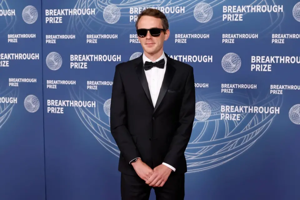 華爾街日報:史詩般的人工智能人才爭奪戰——爆炸性的報價、秘密交易和淚水 丹尼爾·格羅斯出席科學突破獎頒獎典禮。丹尼爾·格羅斯(Daniel Gross)于五月收到加入 Meta 的邀請。 圖片: Taylor Hill/FilmMagic/Getty Images