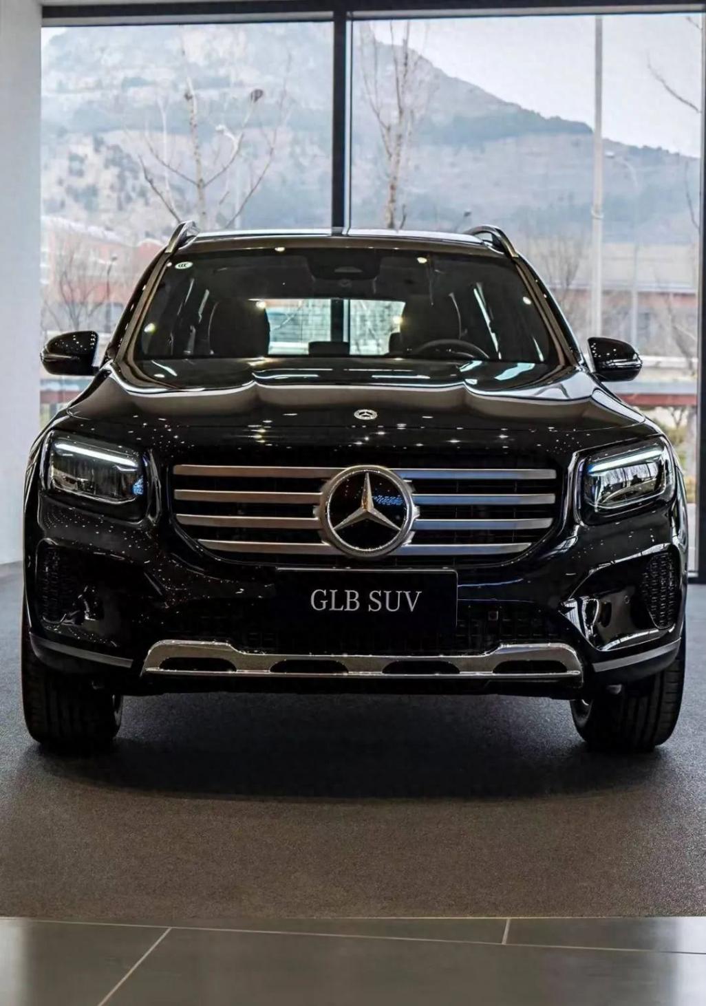 奔馳掀桌子了!GLB/EQB 18萬開走,7座+四驅,漢蘭達們懵圈了