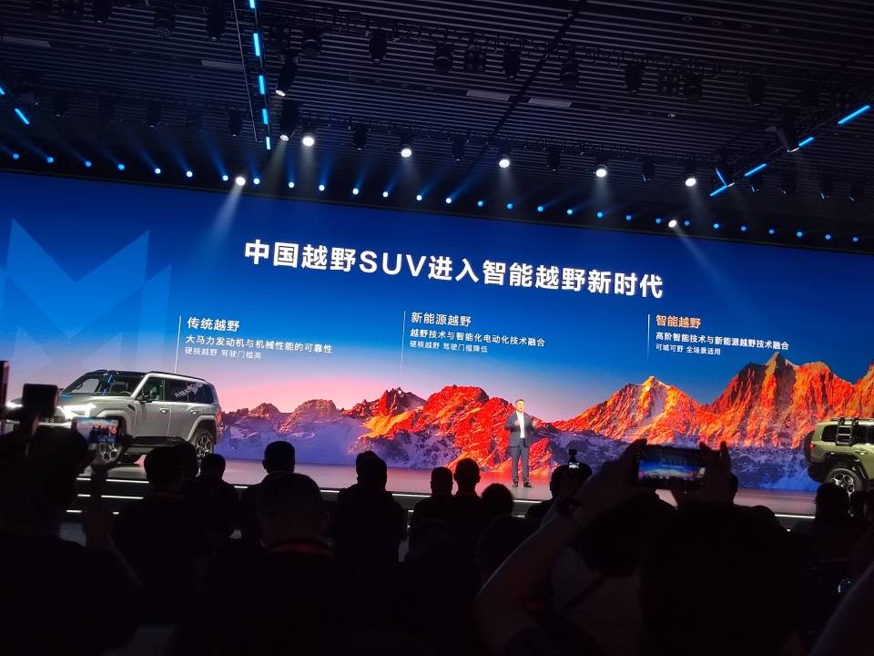 2 擋縱置 11 模 PHEV,搞越野的猛士M817技術不差百萬豪車