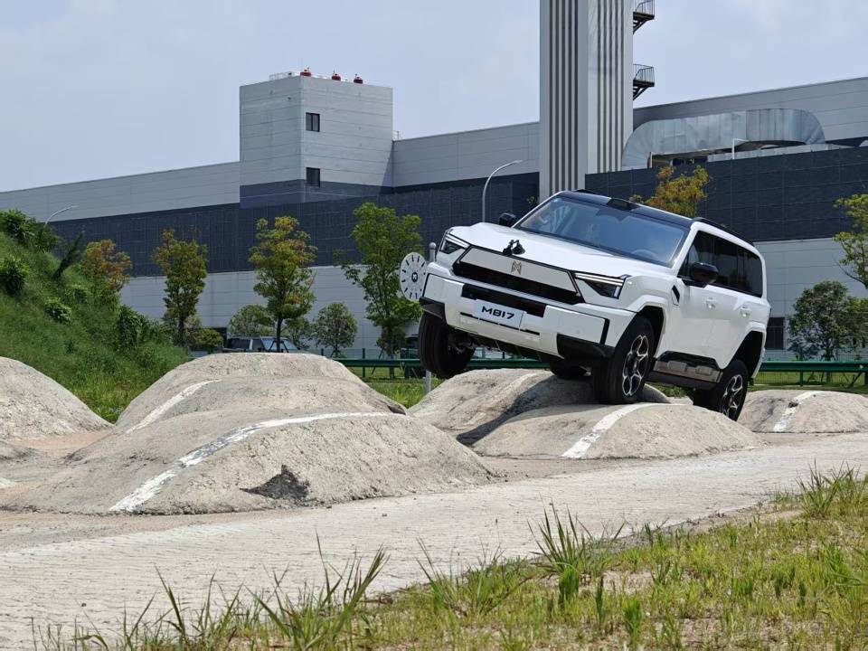 2 擋縱置 11 模 PHEV,搞越野的猛士M817技術不差百萬豪車