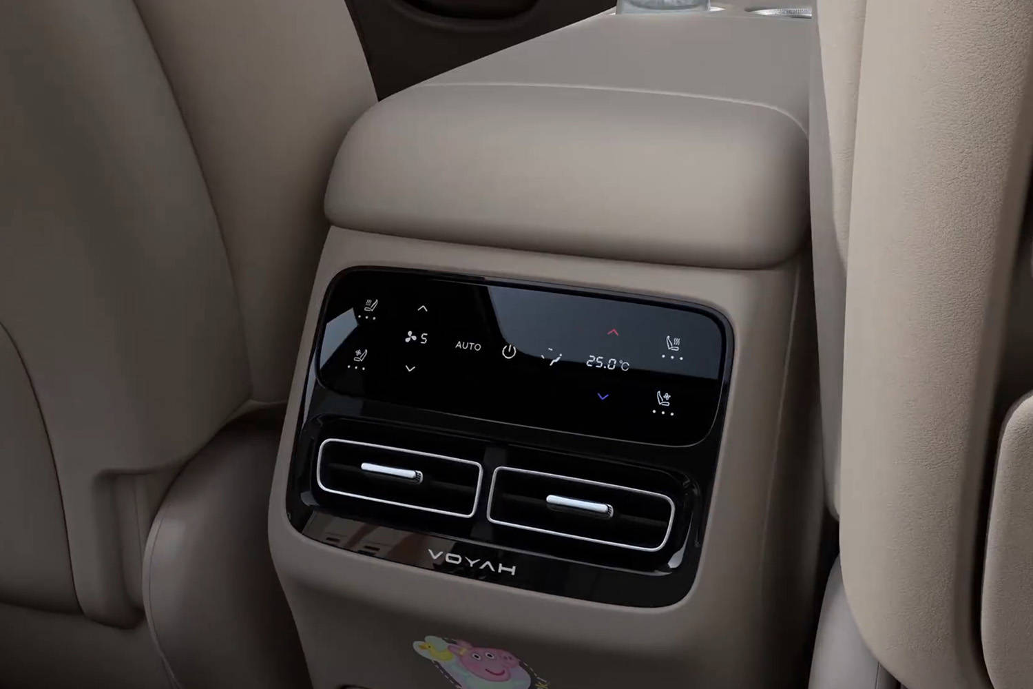 內飾全面煥新/搭載鴻蒙座艙5 新款嵐圖知音內飾曝光