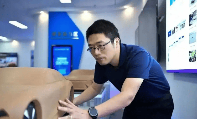 東風(fēng)大變革誰(shuí)主沉浮?老將周鋒升新職、少帥余飛已離場(chǎng),嵐圖10億增資押注盈利