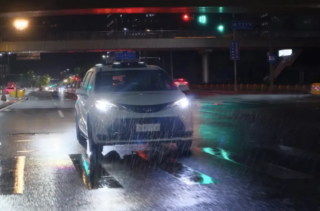 小馬智行正式開啟北京、廣州、深圳7×24無人駕駛測試 Pony.ai小馬智行微信公眾號介紹夜間自動駕駛過程