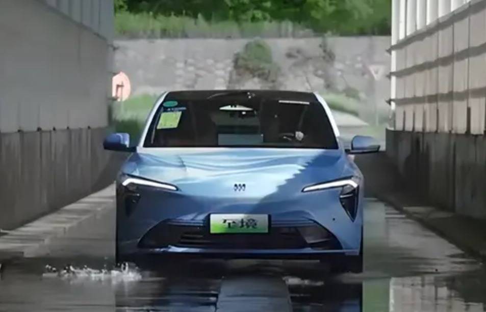 別克至境L7,首搭高通8775芯片,純電續航302公里的增程轎車