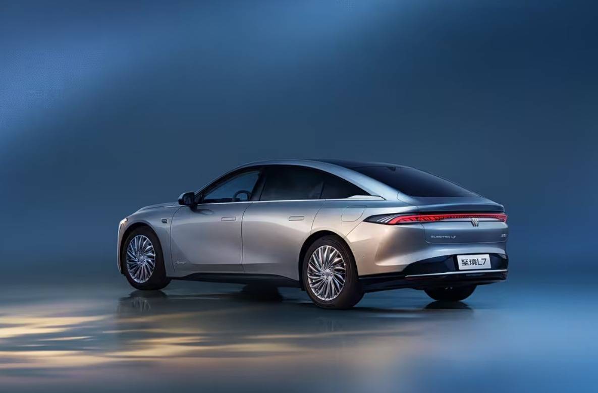 別克至境L7,首搭高通8775芯片,純電續航302公里的增程轎車