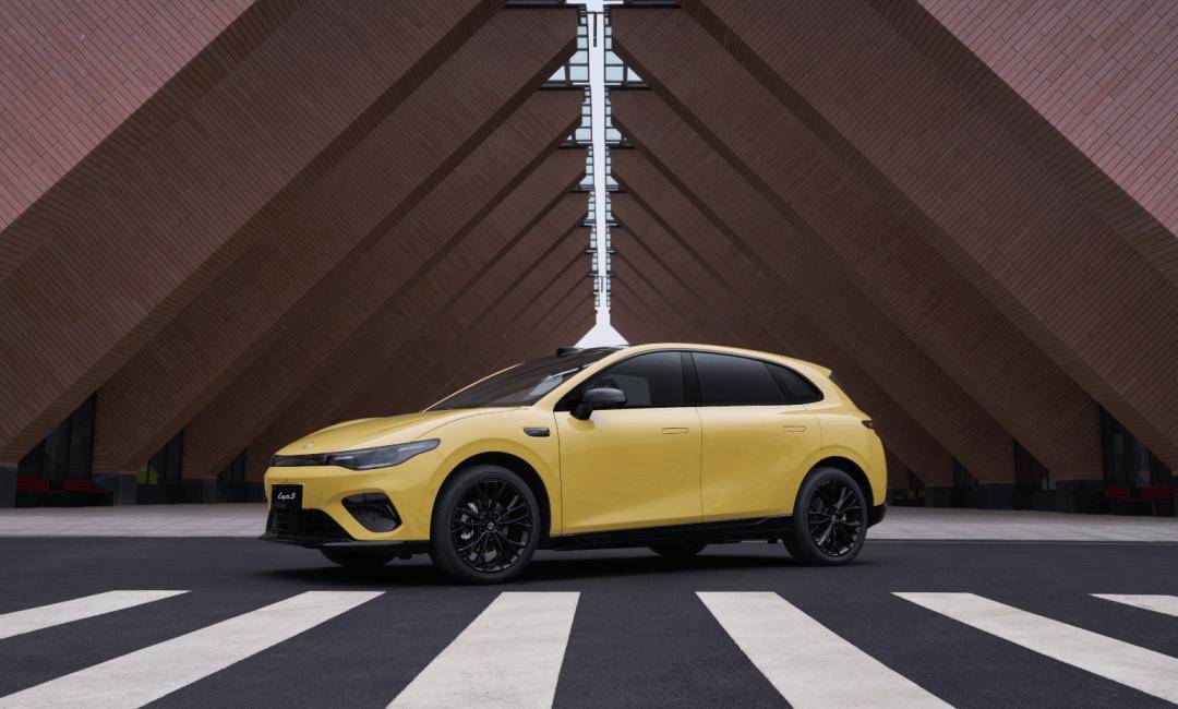 零跑Lafa5新車基于LEAP 3.5架構打造,定位純電緊湊型車,外觀延用零跑汽車家族化設計語言