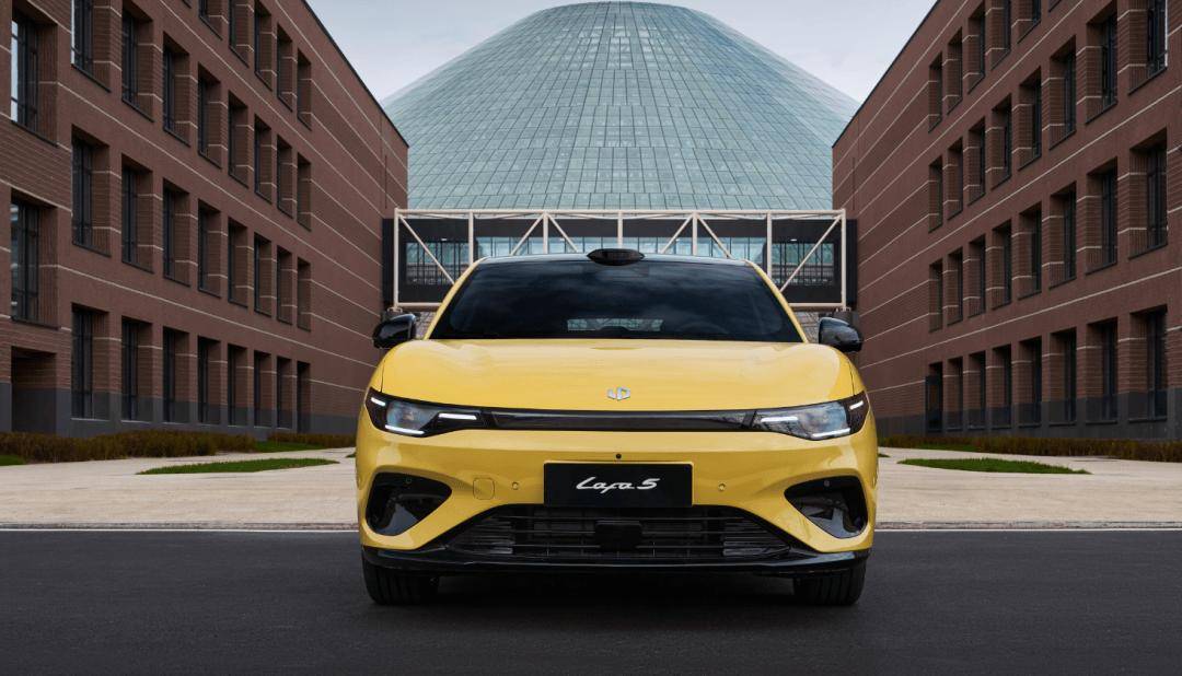 零跑Lafa5新車基于LEAP 3.5架構打造,定位純電緊湊型車,外觀延用零跑汽車家族化設計語言