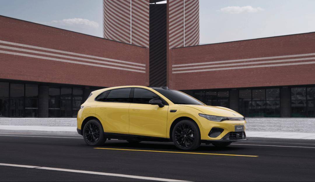 零跑Lafa5新車基于LEAP 3.5架構打造,定位純電緊湊型車,外觀延用零跑汽車家族化設計語言