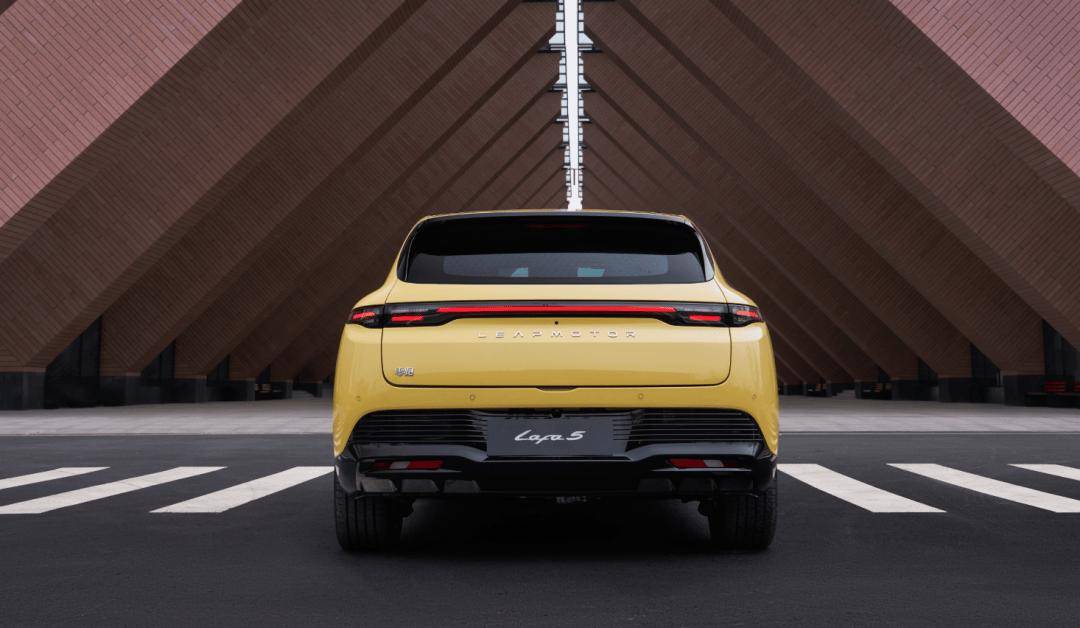 零跑Lafa5新車基于LEAP 3.5架構打造,定位純電緊湊型車,外觀延用零跑汽車家族化設計語言