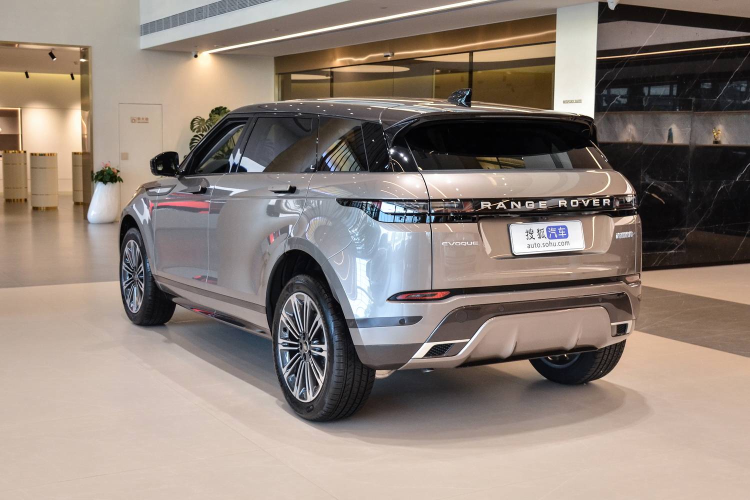 售42.98萬起/新增防側翻系統 2026款路虎攬勝極光L上市