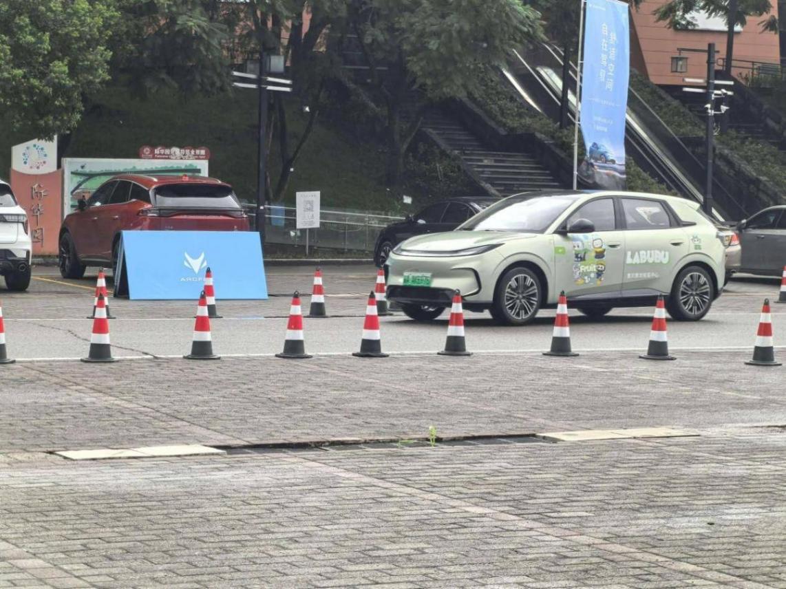 極狐T1與吉利星愿重慶際華園試駕對比體驗