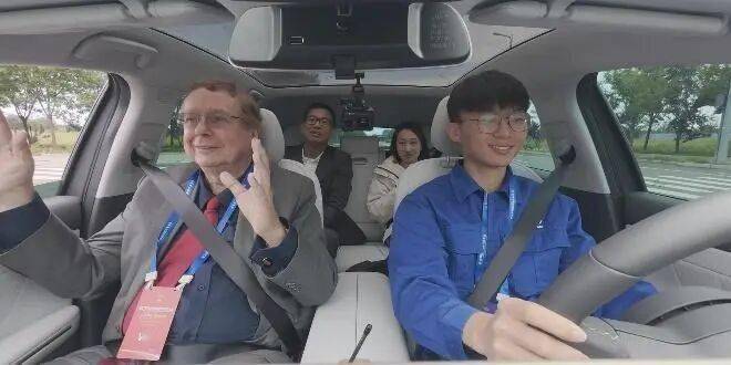 車路云一體化中外車企協(xié)同開發(fā)測試行動(dòng) 量產(chǎn)應(yīng)用場景動(dòng)態(tài)演示及試乘體驗(yàn)活動(dòng)成功舉辦