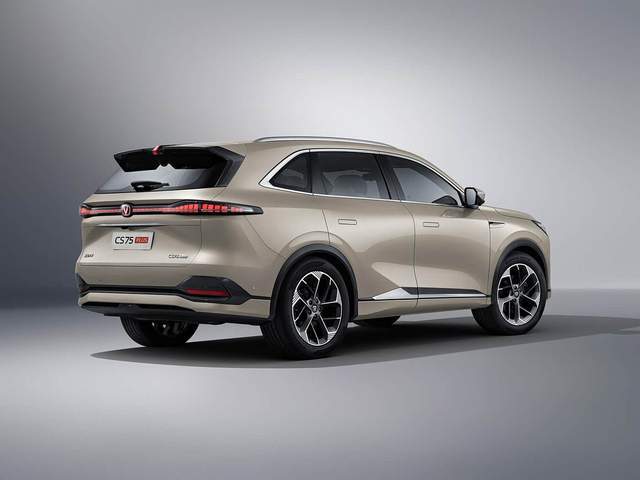 長安的CS75 PLUS智慧冠軍版兩款車型,分別為文新藍鯨智領型,指導價10.89萬,疊加上市權益后,價格9.19萬