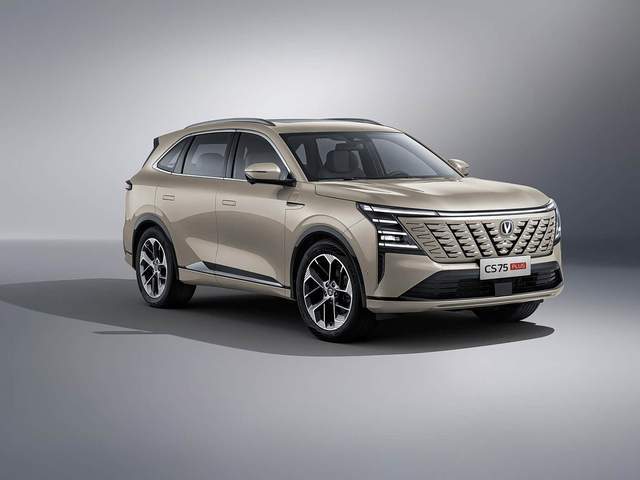 長安的CS75 PLUS智慧冠軍版兩款車型,分別為文新藍鯨智領型,指導價10.89萬,疊加上市權益后,價格9.19萬