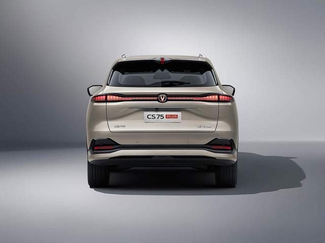 長安的CS75 PLUS智慧冠軍版兩款車型,分別為文新藍鯨智領型,指導價10.89萬,疊加上市權益后,價格9.19萬