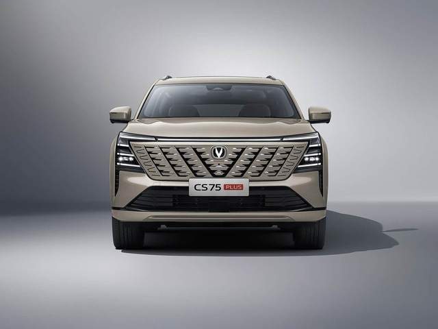 長安的CS75 PLUS智慧冠軍版兩款車型,分別為文新藍鯨智領型,指導價10.89萬,疊加上市權益后,價格9.19萬