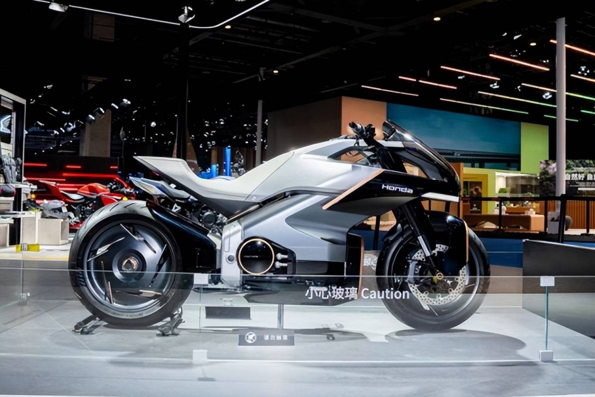 海陸空全都要!進(jìn)博會(huì)上,車企開始秀無(wú)人車、飛機(jī)和火箭了