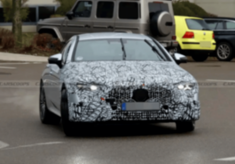 新款奔馳CLE的路試諜照在網絡曝光,作為整合C級與E級轎跑車系的豪華車型,新車的改款動向引發車圈熱議