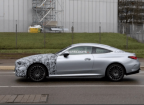 新款奔馳CLE的路試諜照在網絡曝光,作為整合C級與E級轎跑車系的豪華車型,新車的改款動向引發車圈熱議