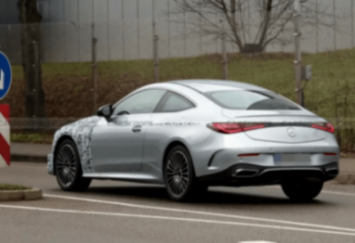 新款奔馳CLE的路試諜照在網絡曝光,作為整合C級與E級轎跑車系的豪華車型,新車的改款動向引發車圈熱議