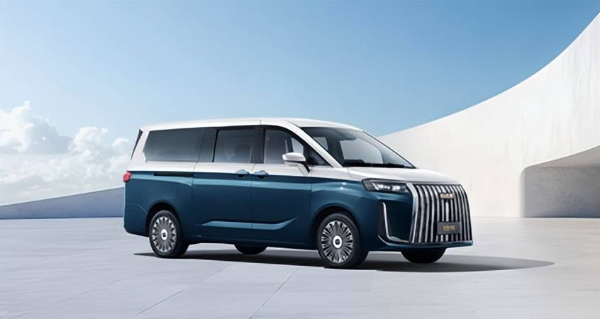 銳勝M(fèi)8在預(yù)售階段提供純電及增程兩個(gè)版本,預(yù)售價(jià)最低16.98萬(wàn)元起