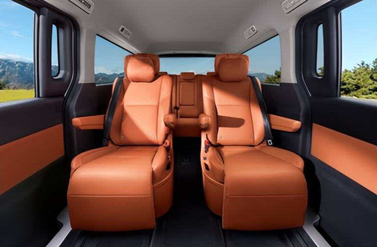 銳勝M(fèi)8在預(yù)售階段提供純電及增程兩個(gè)版本,預(yù)售價(jià)最低16.98萬(wàn)元起