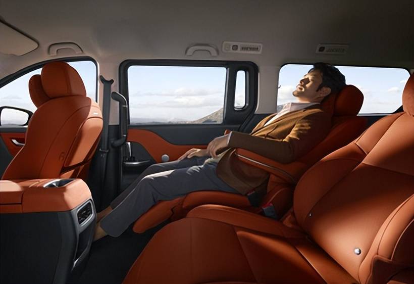 銳勝M(fèi)8在預(yù)售階段提供純電及增程兩個(gè)版本,預(yù)售價(jià)最低16.98萬(wàn)元起