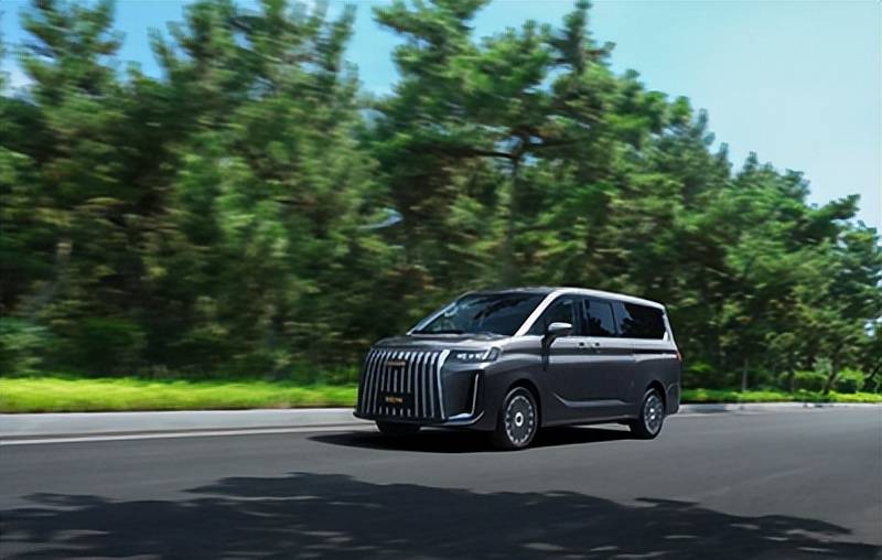 銳勝M(fèi)8在預(yù)售階段提供純電及增程兩個(gè)版本,預(yù)售價(jià)最低16.98萬(wàn)元起