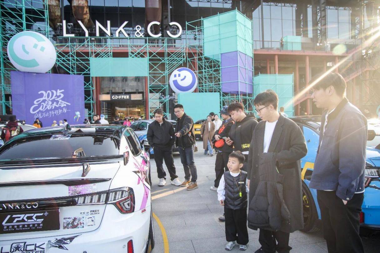 領克900雙智進化改寫高端SUV格局