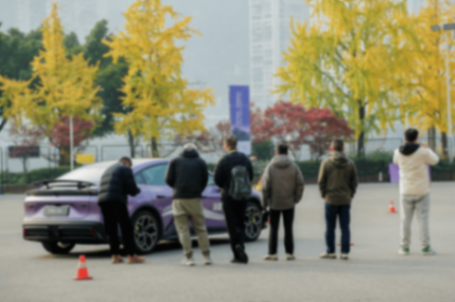 試駕深藍(lán)L06:“公路磁懸浮”真有料,15萬的車開出百萬級質(zhì)感